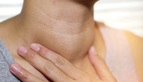 Benjolan di leher karena hipertiroid