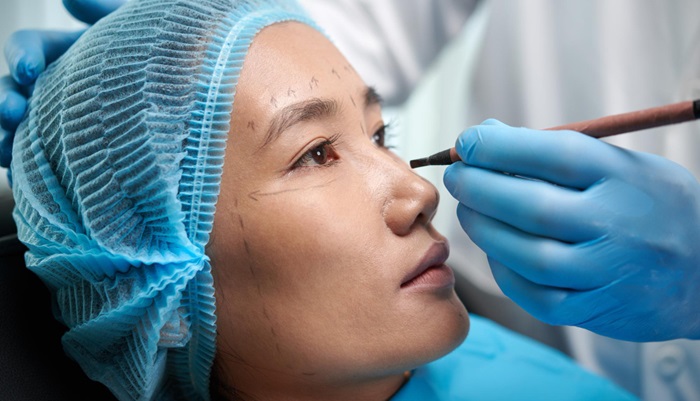 Luka Area Wajah Bawa ke Dokter Bedah Plastik di RS Mandaya Puri