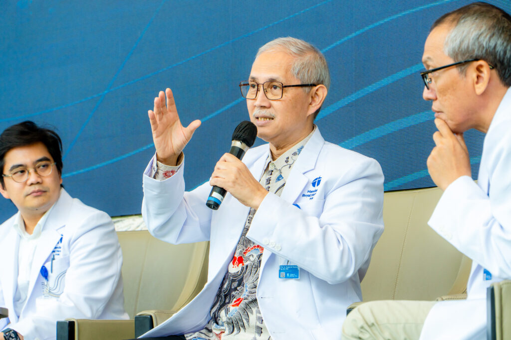 Prof. Ponco saat sedang menjadi narasumber di acara peluncuran layanan kanker prostat terpadu Mandaya.