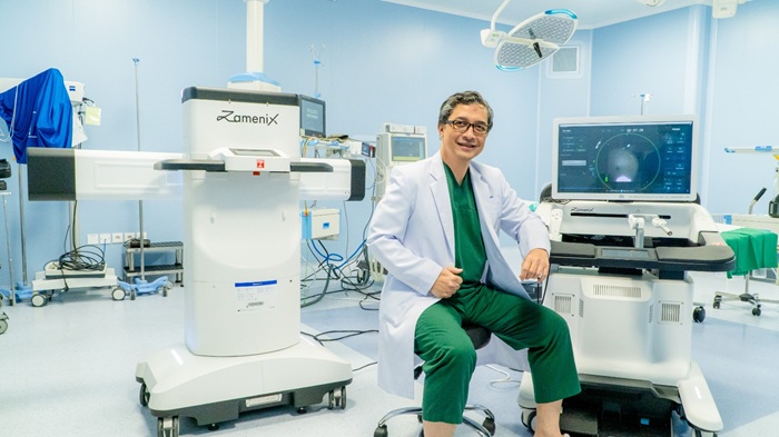 Prof. dr. Ponco Birowo, Sp.U.(K), Ph.D kembali menunjukkan keahliannya dalam bidang urologi robotik. Baru-baru ini, ia menangani tindakan pengangkatan dan penghancuran batu ginjal yang dialami oleh komika Rigen Rakelna di RS Mandaya Royal Puri