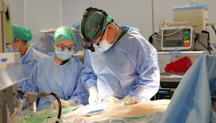 Operasi bedah jantung tanpa belah tulang dada metode Minimally Invasive Cardiac Surgery (MICS)